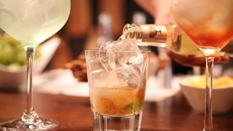 Pour cocktail bubbling Stock Footage 77669090