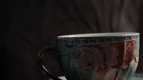 Pour coffee into a cup from coffeepot, steam from a cup Vidéo 80854431