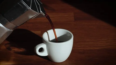 Pour the coffee in the cup Stockbeeldmateriaal 71615644