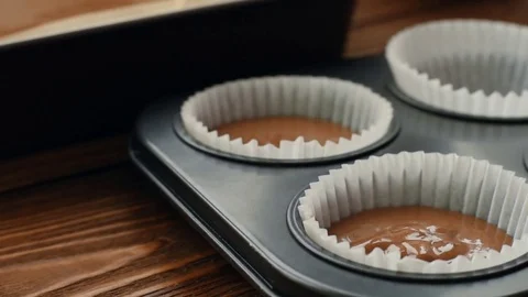 Pour the dough into the mold Video stock 69748912