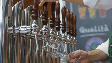 Pour draft beer Vídeos de archivo 119598897