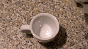 Pour hot coffe in the cup Stock Footage 85504810