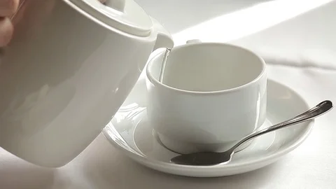 Pour the hot tea in white ceramic cup 库存影片 80489444