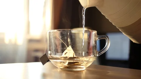 Pour a large cup of invigorating black tea. HD, 1920x1080, slow motion Video stock 123297870