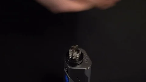 Pour the liquid into e-cigarette 動画素材 73178216