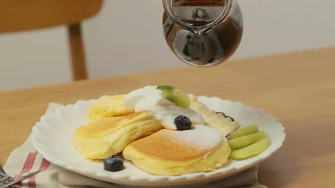 Pour maple syrup into a sweet and tasty dessert. Souffle pancakes. 스톡 동영상 133762641