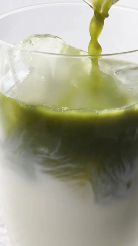 Pour matcha into milk to make matcha ole Stock Footage 331227843