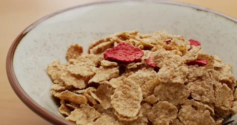 Pour milk into corn flakes with crispy strawberry for breakfast Vidéo 196789394