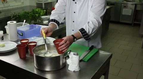 Pour milk dressing filter tomato sauce skin love apple peel boiled tomato che 스톡 동영상 1069647