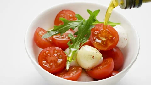 Pour olive oil over fresh homemade caprese salad. Cooking healthy vegetarian Stock Footage 154986852
