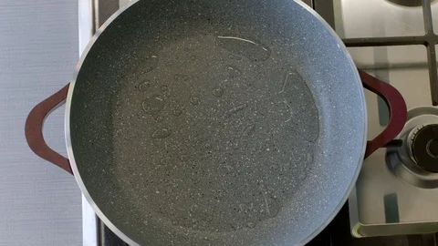 Pour onions in the pan 库存影片 92276281