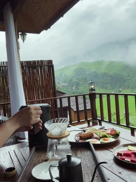 Pour Over Coffee Breakfast with Scenic Mountain View 库存影片 340564145