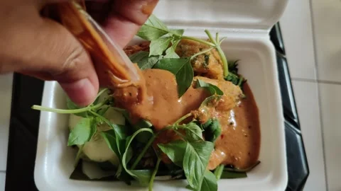 Pour peanut sauce Stock Footage 286931127