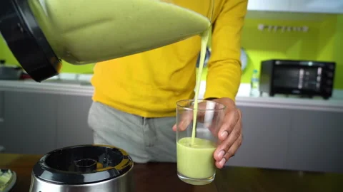Pour smoothies from a blender Video stock 135515904