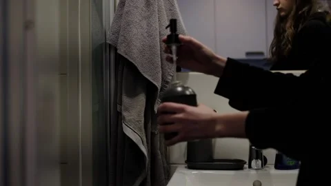 Pour the soap into the soap dish in the bathroom Video stock 233512844
