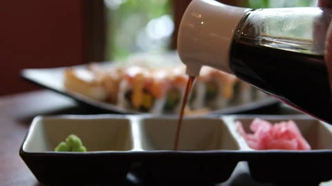Pour the soy sauce into a small plate Man in japanese restaurant pours soy sauce Vídeo Stock 309531326