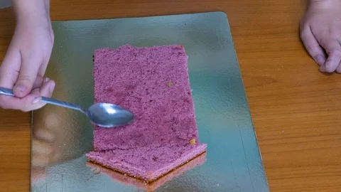 Pour sponge cake with syrup Vidéo 123577166