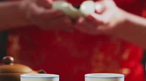 Pour the tea leaves Stock Footage 64333934