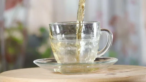 Pour tea in a mug in slow motion 動画素材 112391940