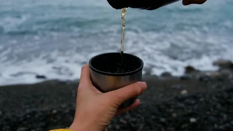 Pour a thermos of tea. 動画素材 172061162