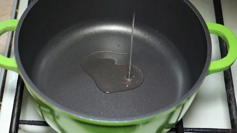 Pour the vegetable oil into the pan. Stock Footage 99168940
