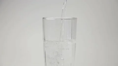 Pour water into a glass. Video stock 198297556