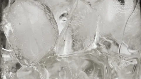 Pour water over ice cubes. Marco shot Vidéo 196676679
