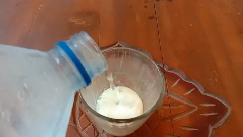 Pour water on the powdered soft drinks Stock Footage 295432144