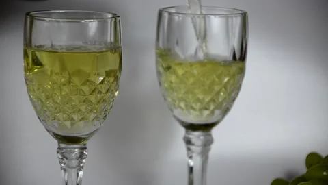 Pour white dry or semi-dry wine into glasses from a bottle Vidéo 143612013