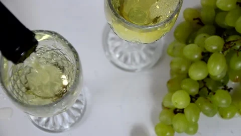 Pour white dry or semi-dry wine into glasses from a bottle Vidéo 143612114