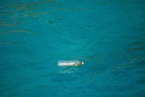 Poured garbage in the ocean at Maldives. Empty used dirty plastic bottle. Foto stock