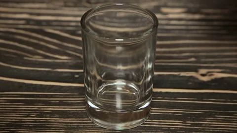 Poured a glass of vodka, close-up . Full hd video Vídeo Stock 72002331