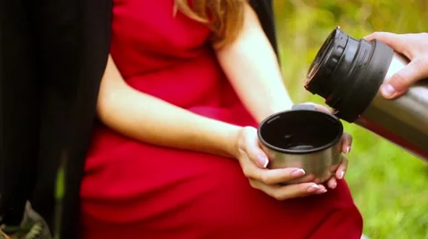 Poured tea from a thermos Vidéo 66527722
