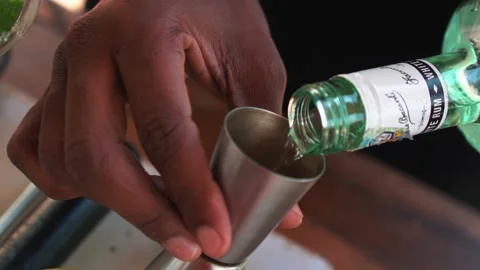Pouring alcohol to measuring cup, making cocktail Vídeo Stock 230080259