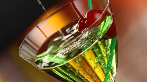 Pouring an Appletini drink  Video stock 2974916