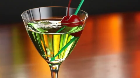 Pouring an Appletini drink 動画素材 2974966