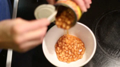 Pouring Bakebeans from a can 動画素材 35397586
