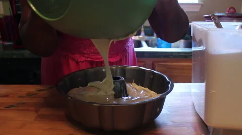Pouring Batter in pan Video stock 53423499