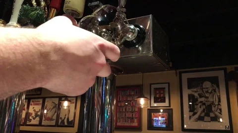 Pouring beer in bar Vidéo 81337942
