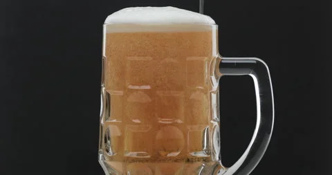 Pouring beer with bubbles and foam in glass Stock Footage 139764498