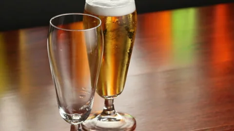 Pouring a beer 動画素材 2975126