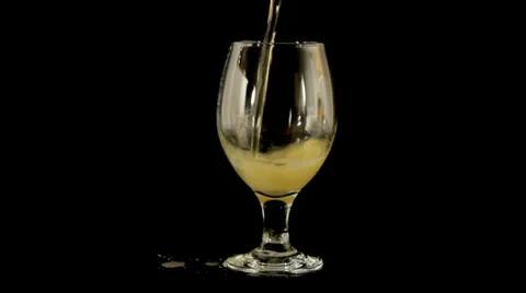 Pouring beer 库存影片 35055754