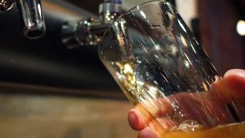 Pouring Beer 動画素材 90868003