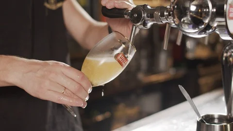 Pouring  beer Stockbeeldmateriaal 111014896