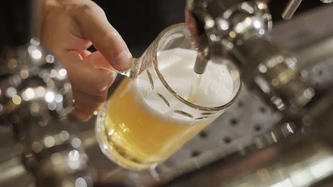 Pouring beer Stockbeeldmateriaal 111014914