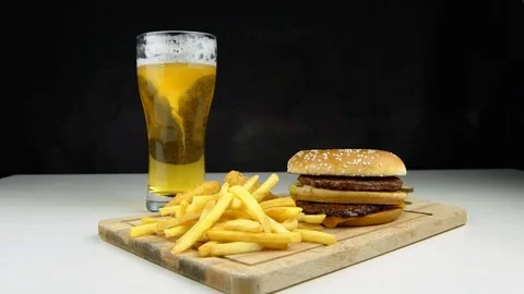 Pouring beer into the glass. Vídeo Stock 77779242
