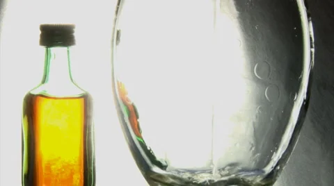 Pouring beer into a large glass Video stock 1068981