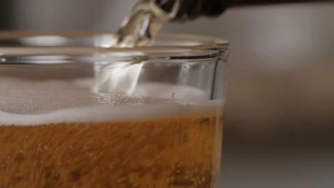 Pouring A Beer - Macro 库存影片 148498916