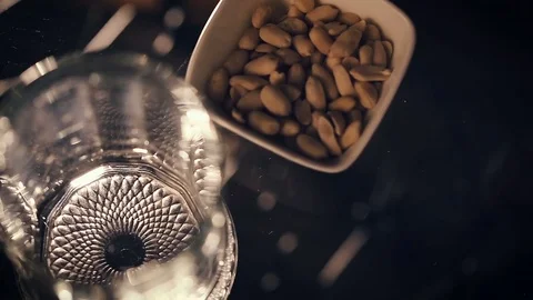 Pouring beer into mug Видео 75659919
