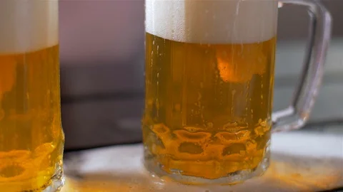Pouring beer into a mug Video stock 106935825